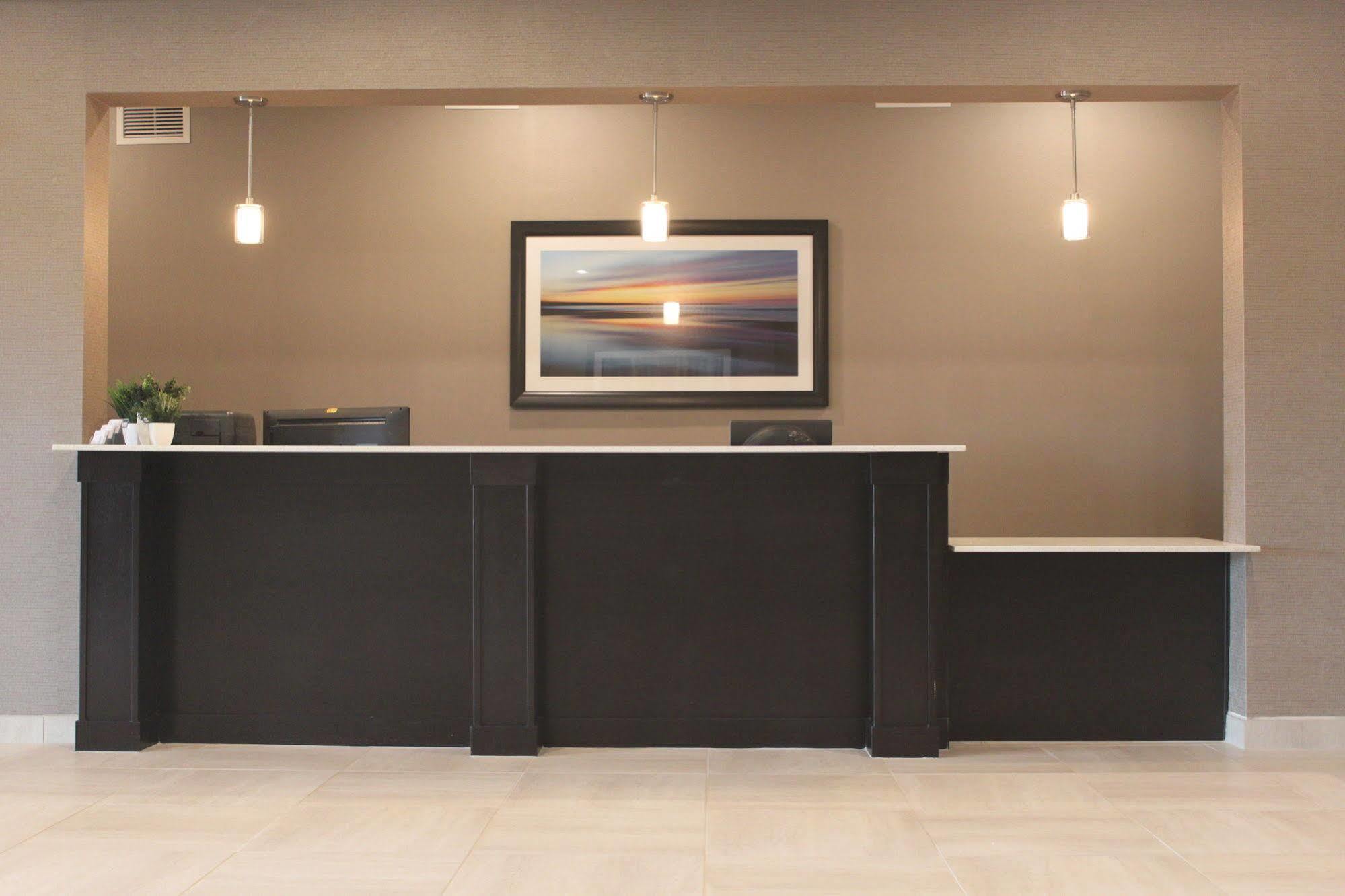 Meridian Inn & Suites Lloydminster Exterior photo